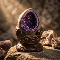 Amethyst Amethyst Geode — 恐龙蛋 – Holding a Room — hero view